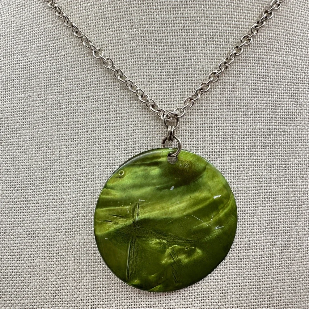 Vintage 90s Green Round Shell Pendant Necklace Silver Tone Women's Jewelry